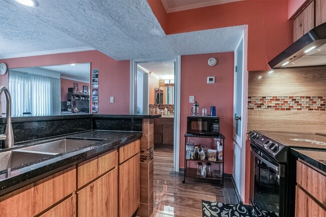 Building Photo - 3919 Fairmont Pkwy