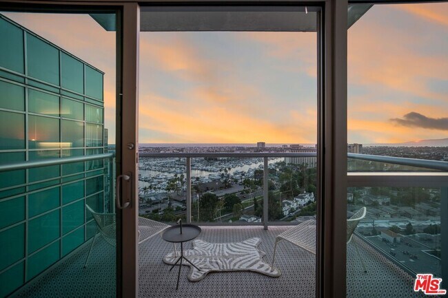 Building Photo - 13700 Marina Pointe Dr
