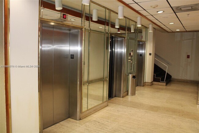 Building Photo - 905 Brickell Bay Dr