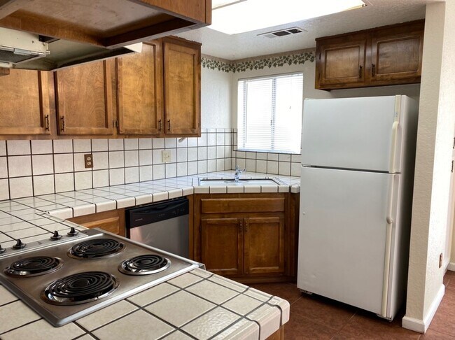 Building Photo - Large Condo near Freeway Access!