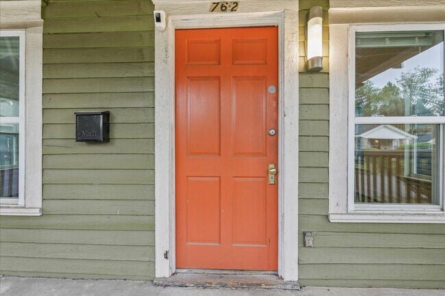 Building Photo - Savannah Eastside Home | 2 Bed 1 Bath | Remodeled Kitchen | In-Unit W/D | Private Driveway