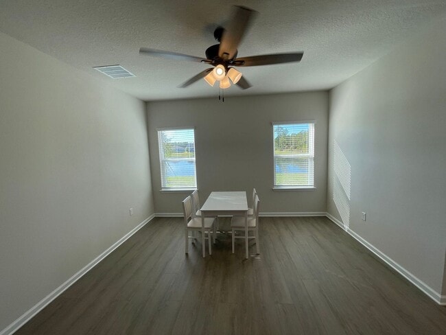 Building Photo - Beautiful 4 Bedroom 2 Bathroom home in Eagle Crest community