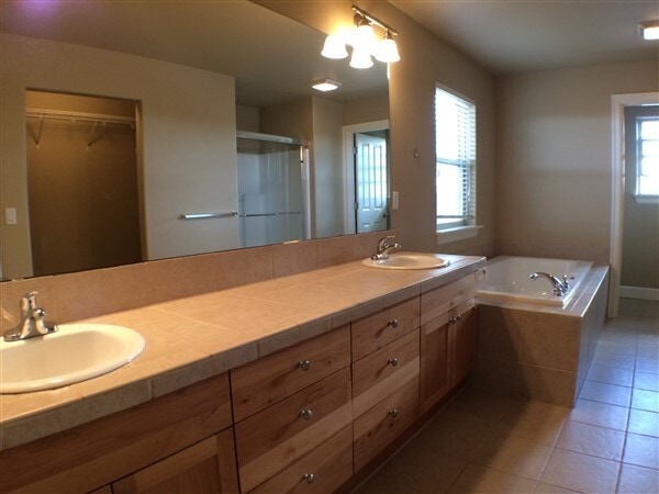 Building Photo - Redmond - Beautiful 2 Story 4 Bedroom Home...