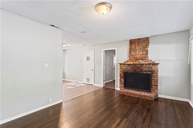 Building Photo - AVAILABLE NOW!! 3 Bedroom 1 Bath- $1,270.0...