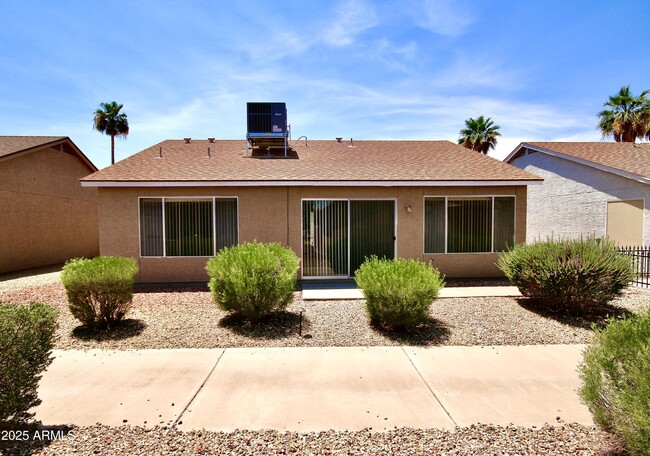 Building Photo - 1702 E Palm Beach Dr