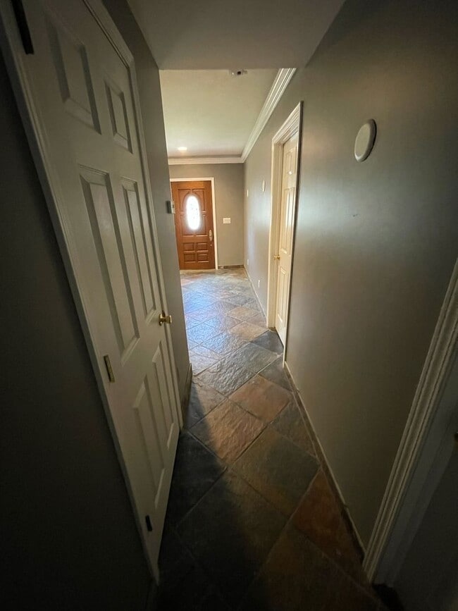 Building Photo - Nice Spacious 3 bd / 3 full bath and 2 half bath Home with Huge Backyard