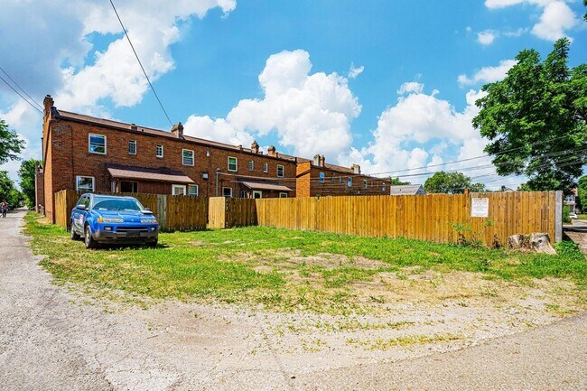 Building Photo - 1662 E Sycamore