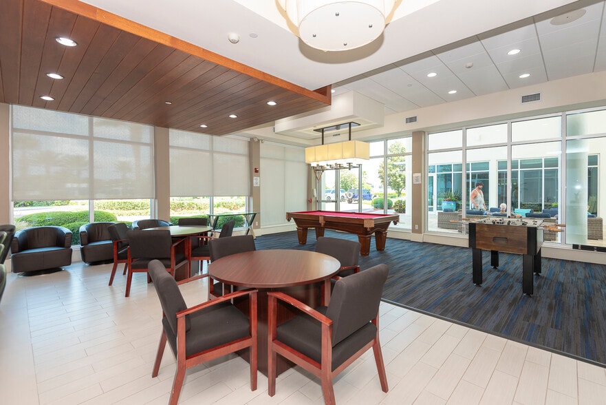 Building Photo - 231 Riverside Dr