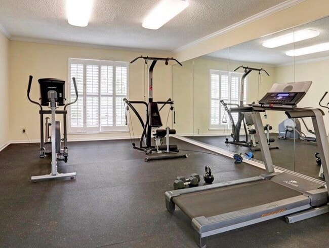 Building Photo - 2475 Underwood St