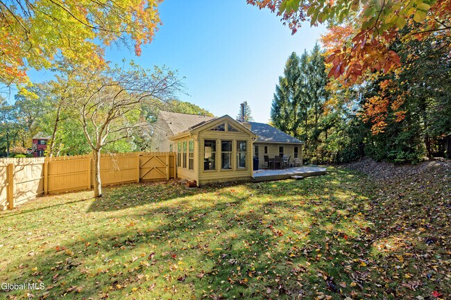 Building Photo - 638 Top Ridge Dr