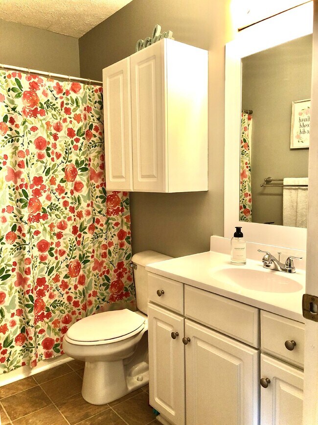 Building Photo - COMING SOON... Split-Level 3Bed/2Bath in H...