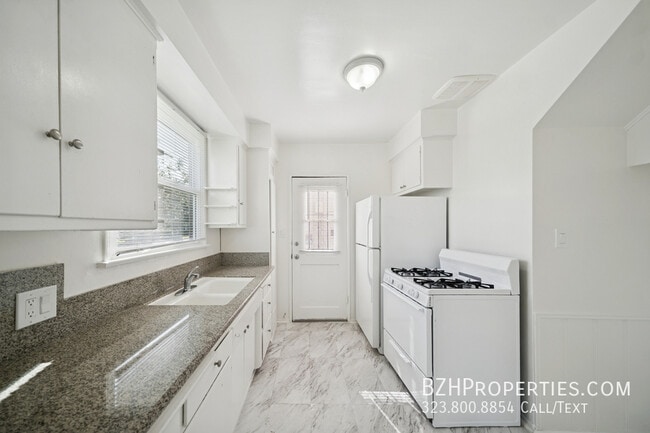 Building Photo - 5329 Vantage Ave