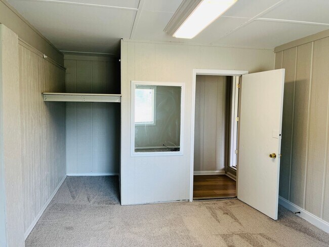 Building Photo - Wow! Check out this charming 4-bedroom, 1-...