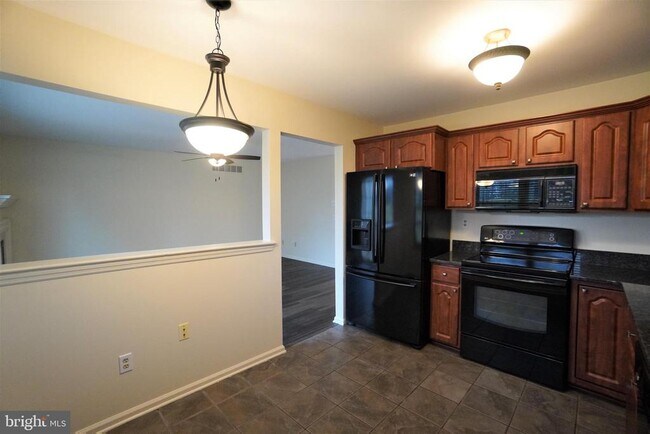 Building Photo - 458 Country Club Dr