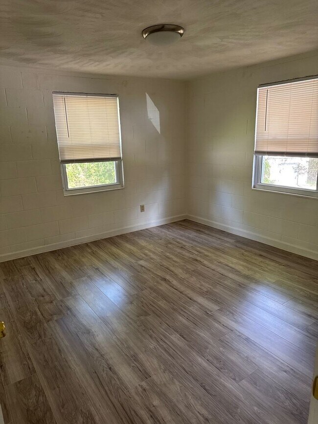 Building Photo - For Rent – $1,100/month | 2 Bed | 1 Bath
