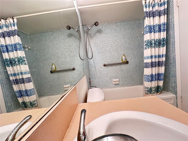 Building Photo - 569 Fanshaw N