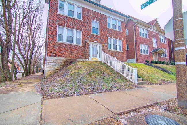 Building Photo - Large charming 3 bedroom 2 bath with oversized master bedroom that has its own private bath!