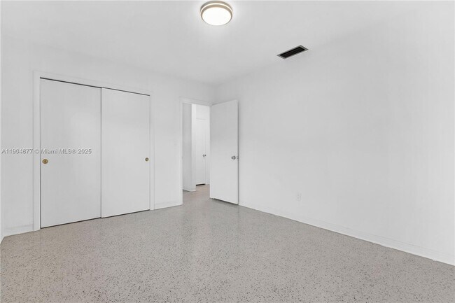 Building Photo - 2931 SW 39th Ave