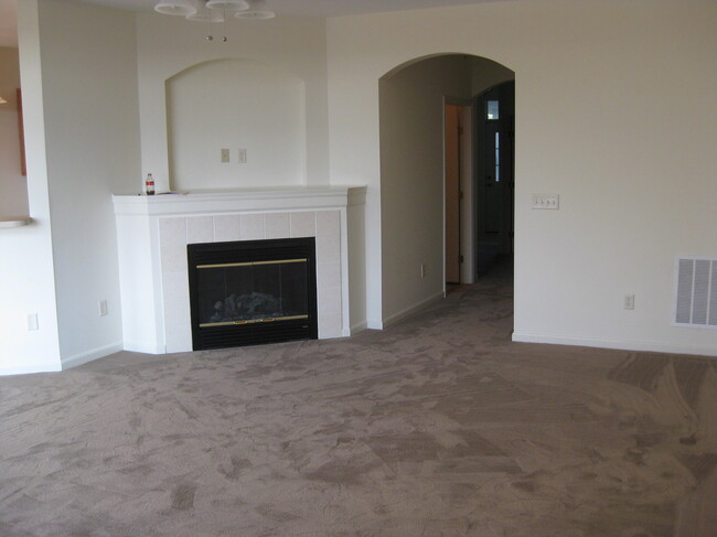 Great room looking from back wall - 295 Skyview Ct