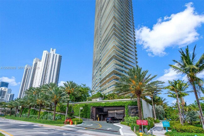 Building Photo - 18975 Collins Ave