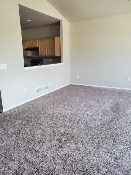 Building Photo - 700 Finch Dr