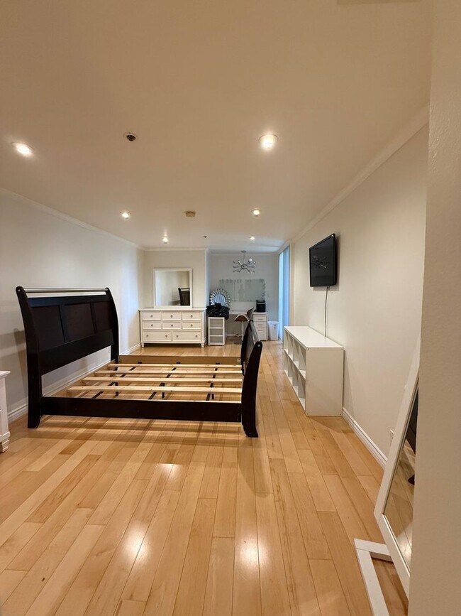 Building Photo - 2bed 2bath in the Heart of Los Angeles