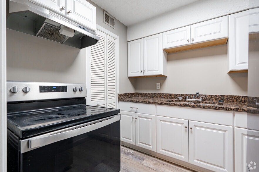 1BR, 1BA - Kitchen - Flats of Greentree