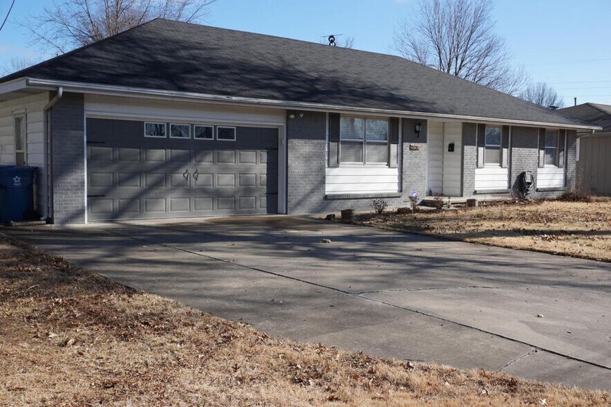 Building Photo - 2536 S McCann Ave