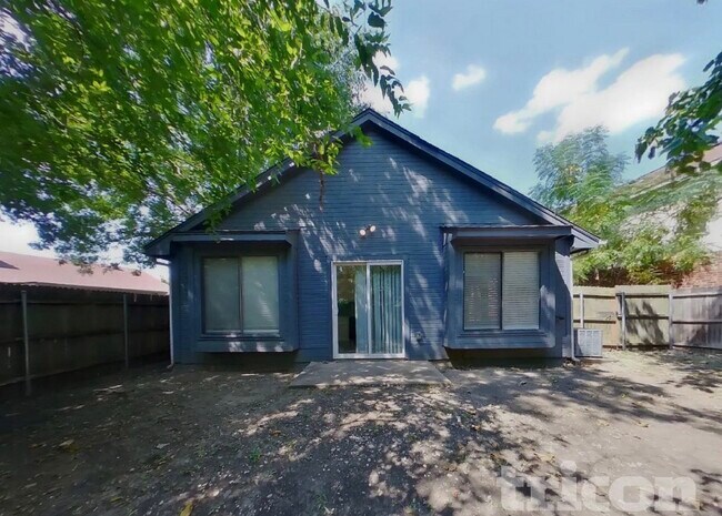 Building Photo - MOVE IN READY