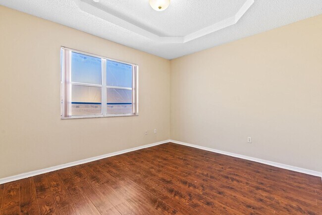 Building Photo - Spacious 3-bedroom, 3-bathroom home