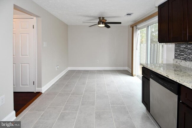 Building Photo - 1586 Pin Oak Dr