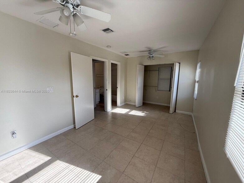 Building Photo - 423 53rd St