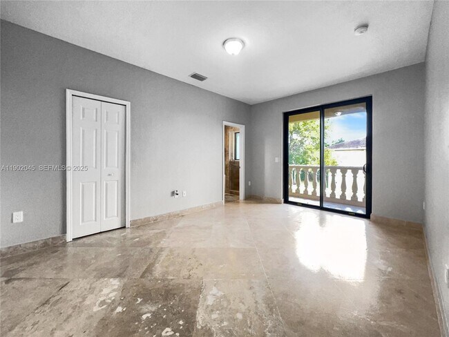 Building Photo - 1736 NE 9th Dr