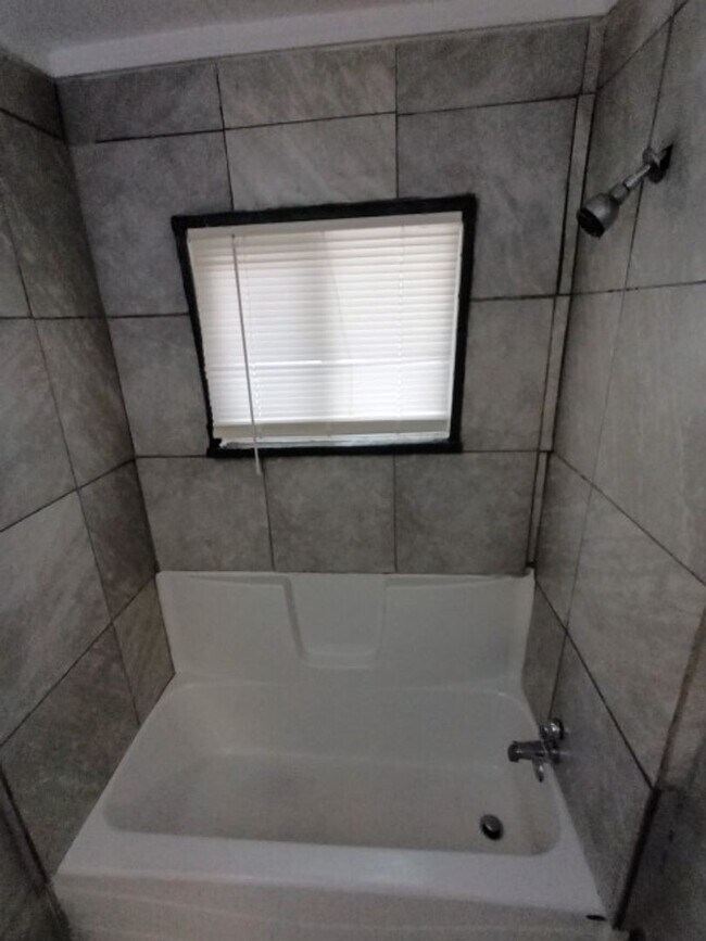 Building Photo - 4 bed, 1 bath bungalow NOW AVAILABLE!