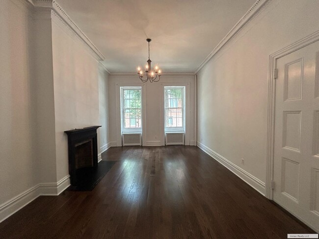 Building Photo - West 20th St 3 BD 2BA  Duplex-  11Ft Ceili...