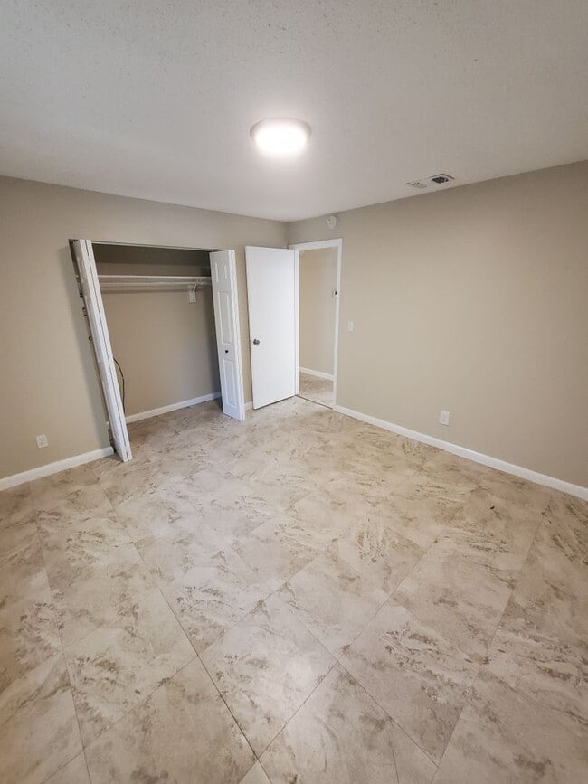 Building Photo - Cute & Cozy 2 Bedroom Cottage in Tampa $1550 Move in July 1 2026