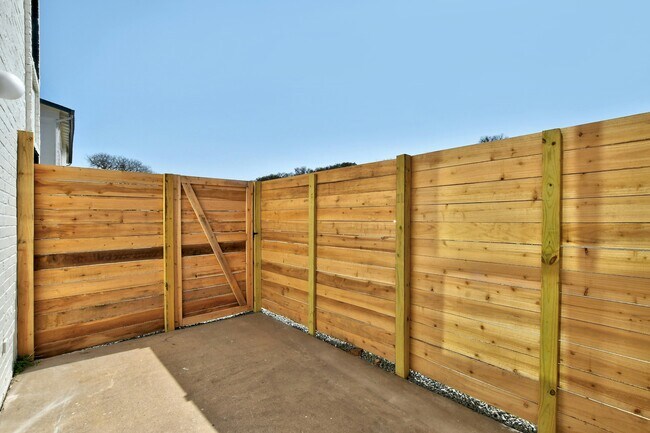 Building Photo - 1206 Hollow Creek Dr