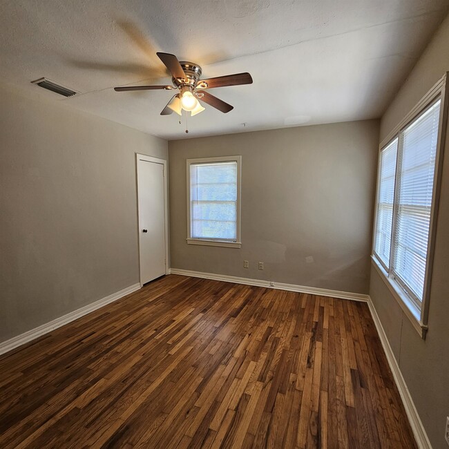 Building Photo - 124 S Franklin Blvd