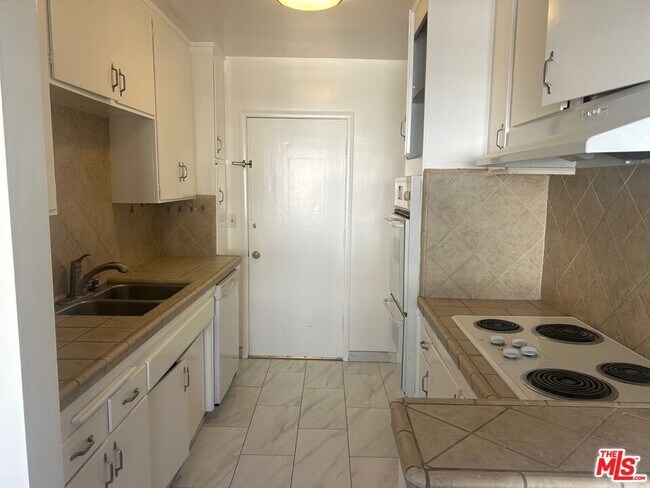 Building Photo - 1440 Reeves St