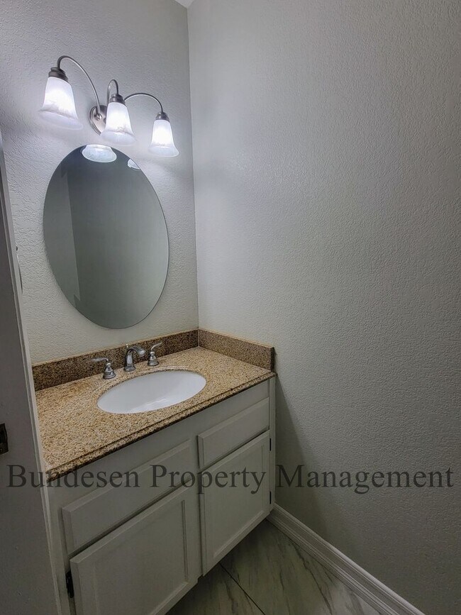 Building Photo - Spacious Westside 5BR Home in Petaluma - E...