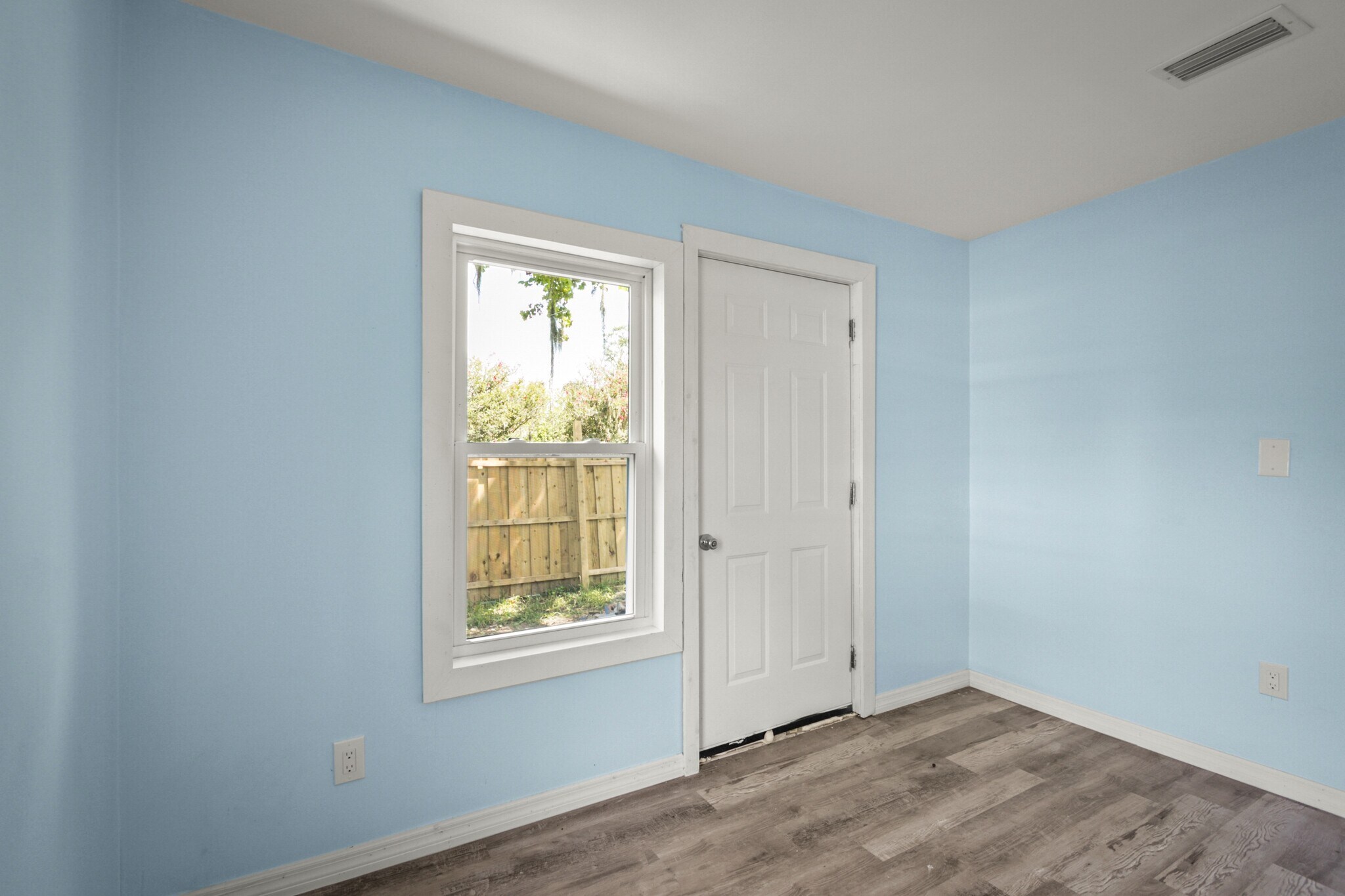 Building Photo - 260 Vernis Ave