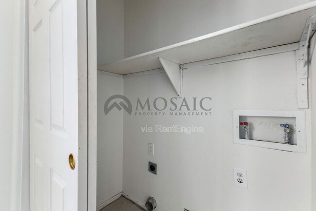 Building Photo - 703 W Hess Ave