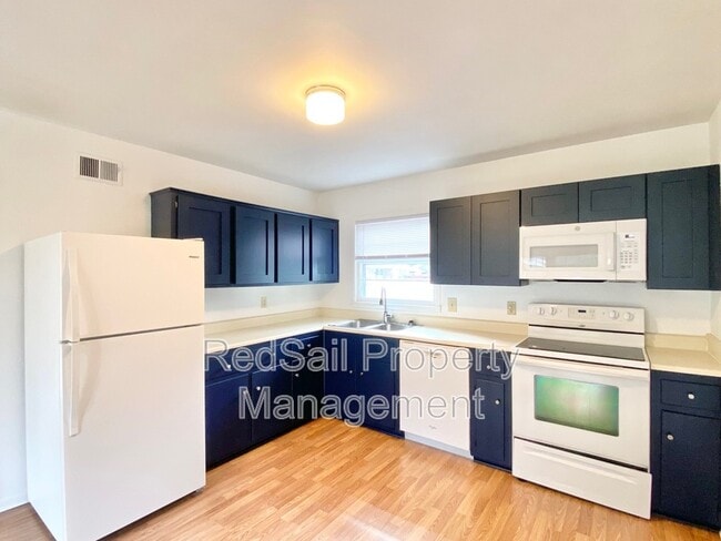 Building Photo - 701 Essex Park Dr