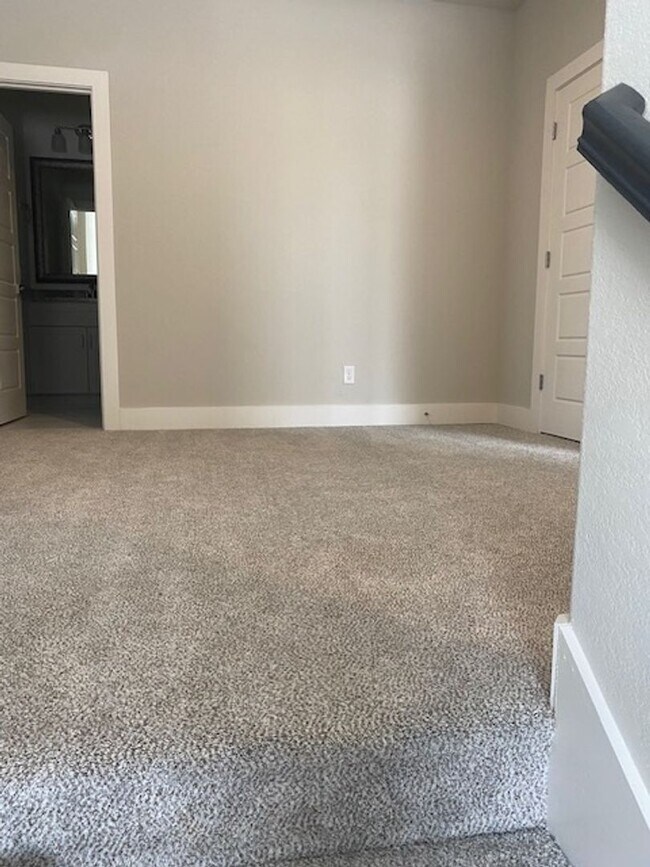Building Photo - 4/2.5/2 - GREAT LOCATION near downtown and...