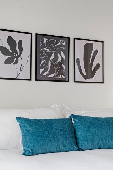 Building Photo - 853 W Blackhawk St