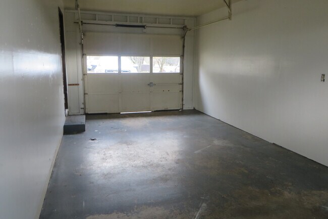Building Photo - 104-114 SW Chandler Dr
