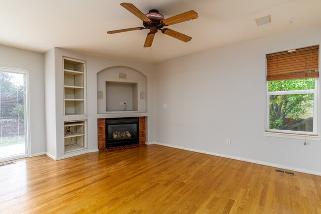 Building Photo - 4 Bedroom Home with 3 Car Garage! Move-in special 50% off one month's rent!!