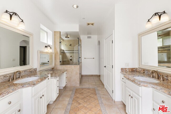 Building Photo - 320 S Swall Dr