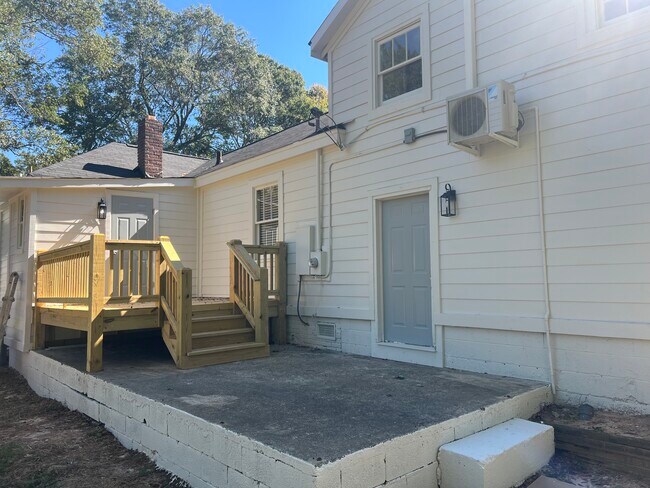 Building Photo - 12a Amherst Ave