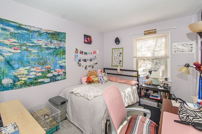 Building Photo - Charming 3 Bed 3.5 Bath Townhome